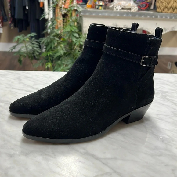 Banana Republic Shoes - Banana Republic Black Suede size 9M